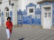 Nuestra tesorera Carmen frente a un bello mosaico portugues